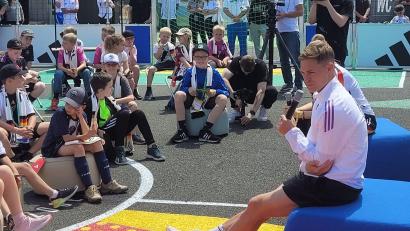 Bild: Rainer Kohl
Nationalspieler Joshua Kimmich bei der Fragerunde mit den Kindern aus Raigering.