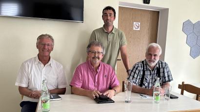 Bild: Stefan Schmidberger/exb
Die Markträte der Siedler (von links) Dritter Bürgermeister Karlheinz Dausch, Hans-Peter Hierl und Joachim Stammwitz informierten bei einem Frühschoppen über das aktuelle Marktgeschehn.
