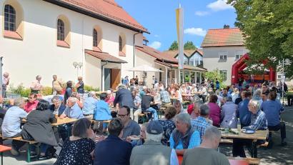 Bild: Roman Melzner/exb
Voll besetzt war der Pfarrplatz vor der Herz-Jesu-Kirche. Auch Dank des sonnigen Wetters genossen viele Bürgerinnen und Bürger die familiäre Atmosphäre rund um den Kirchplatz.