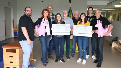 Bild: Kerstin Kiener
Das Präsidium des Neustädter Lions-Club mit Sebastian Denzler, Andrea Gollwitzer und Florian Schott überreichte an Ramona Reil und Kirchenpfleger Gerhard Loreth aus Schirmitz und an die Pirker Stefanie Reil und Kirchenpfleger Volker Keck (von links) die Spende, die durch ChorDiSono, vertreten durch Alexander Meiler (Vierter von rechts) und Christian Kick (rechts), eingesungen wurde.