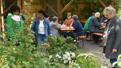 Bild: hcz
Die Besucherinnen im Schaugarten erfreuen sich an der bunten Blumenpracht.