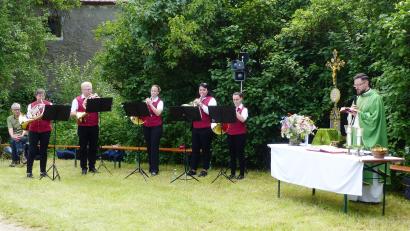 Bild: jp
Das Waldhornensemble vom Musikverein aus Freudenberg gestaltete den Festgottesdienst des Alpenvereins Amberg auf der Schweppermannsburg in Pfaffenhofen.