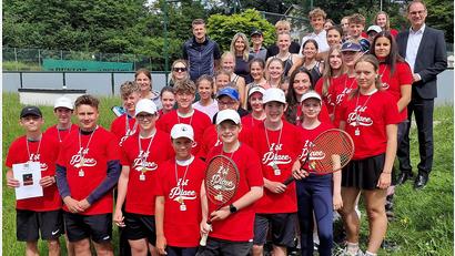 Bild: R. Kreuzer
Die Erst- und Zweiplatzierten des Bezirksfinale Tennis der Schulen nehmen rote Sieger-T-Shirts mit nach Hause.