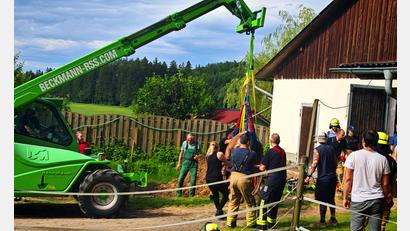 Bild: Kreisbrandinspektion Cham
Am Morgen musste ein Pferd aus einem 1,5 Meter tiefen Schacht befreit werden.
