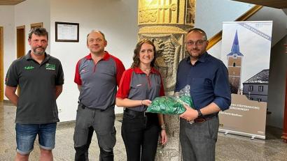 Bild: Markt Waidhaus/exb
Carolin Weber und Wolfgang Landgraf (Mitte) übergeben die Abzeichen für das Heimatfest im Wert von rund 2500 Euro an den Waidhauser Bürgermeister Markus Bauriedl und Festleiter Tobias Kirner.