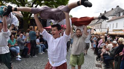Bild: ubb
Was für ein bunter Festzug: Rittersleute, Edeldamen, Gaukler, Akrobaten und Musikgruppen zogen durch die Bärnauer Innenstadt. Tausende Besucher beklatschten die Vorführungen.