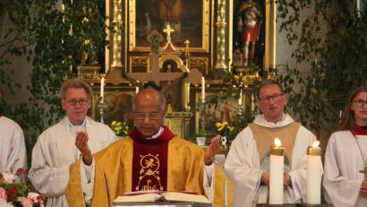 Bild: swo
Den Festgottesdienst zu seinem 60-jährigen Priesterjubiläum zelebriert Pfarrer Joseph (Mitte) zusammen mit Dekan Christian Schulz (links) und Pfarrvikar Christian Preitschaft (rechts)