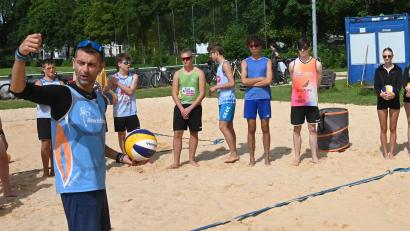 Bild: gf
Profi-Tipps vermittelte Thomas Tauscher den jugendlichen Volleyballern der DJK am Sonntag beim Beachvolleyball-Workshop im Sportpark Amberg.