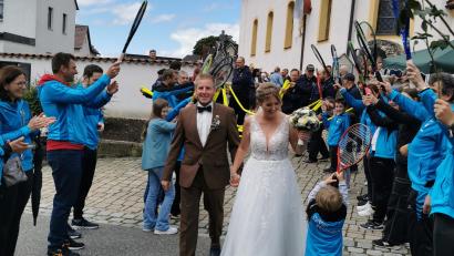 Bild: hzi
Feuerwehr und Sportverein Thurndorf mit ihrem Spalier für Felix Schraml und Katharina Blank vor der Pfarrkirche.