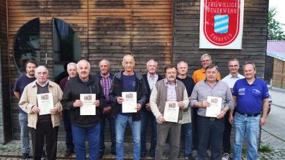 Bild: fdl
Kommandant Christian Lenk (links) und Vorsitzender Berthold Maier (rechts) ehren langjährige Mitglieder (vordere Reihe, von links): Lorenz Kummer, Karl Meyer, Josef Lengfelder, Alfred Schmalzl und Richard Schmalzl; hintere Reihe (von links): Herbert Ott, Max Robl, Hubert Kummer, Hans Falk, Sepp Falk und Richard Falk.