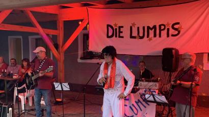 Bild: tok
Der Auftritt von "Elvis" im Hof des Gasthauses Mois bei den Wurzer Hogerern.