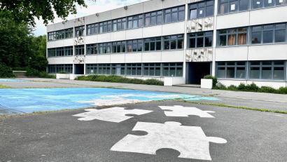 Bild: Gabi Schönberger
Der 8000 Quadratmeter große Pausenhof der Hans- und Sophie-Scholl-Realschulen wird mit einem Neubau kleiner werden.