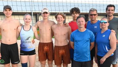 Bild: gf
Die Sieger-Teams des Quattromixed-Beachvolleyballturnier (von links): Die vier „Balkon Ultras“, Sebastian Helm, Tessa Rödiger, Paul Roggenhofer und Ben Kühnert, und die Volleyballer aus Ursensollen, Maxi Bothner, Günter Scholzen, Oliver Busch, Gabi Ringer und Turnierleiter Stefan Hierl.