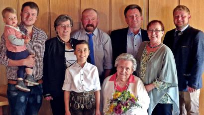 Bild: R. Kreuzer
Groß war die Gratulantenschar zum 90. Geburtstag von Anna Näger. Am Abend stießen noch weitere Gratulanten aus der Familie hinzu. Von links: Urenkelin Marie mit Vater Johannes, Ehefrau Frieda und Sohn Hans, Sohn Franz mit Ehefrau Edith, Zweiter Bürgermeister Dominik Baschnagel, (sitzend) Anna Näge und (links) Urenkelin Pia.