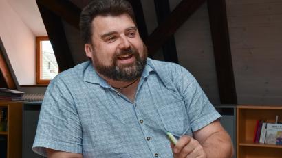 Bild: Stephan Huber
Der neue Sulzbach-Rosenberger Bürgermeister Stefan Frank (CSU) gibt sich beim Interview mit Oberpfalz-Medien locker und humorvoll. Von zu Hause hat er sich eine Topfpflanze für den Schreibtisch mit ins Chef-Büro gebracht. Auf die Frage, ob das womöglich eine Hanfpflanze sei, sagte der 42-Jährige lachend: "Eine Hanfpflanze ist es nicht, aber das kann vielleicht noch kommen. Wer weiß, wie schwer das Amt noch wird."