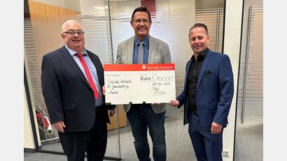Bild: Sparkasse/exb
v.l. Geschäftsstellenleiter Ulrich Höcker, Zweiter Bürgermeister Oliver Mutte-rer, Vorstandsvorsitzender Gerhard Hösl