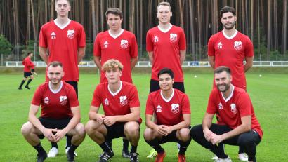Bild: A. Schwarzmeier
Zum Trainingsauftakt waren diese Neuzugänge des SC Luhe-Wildenau dabei: (stehend von links) Maximilian Hiltl, Jonas Held, Toni Beierl, Pauls Weidhas; ( (hockend von links) Daniel Füssl, Emil Paul, Emilio Aza, Daniel Hartnegg.