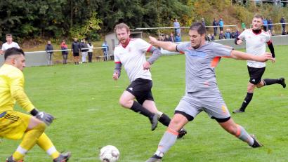 Archivbild: hho
Der TSV Waldershof (Julian Schindler, graues Trikot, im letztjährigen Kreisliga-Spiel gegen die SpVgg Wiesau/2:1) geht in der Saison 2024/25 mit drei Mannschaften an den Start.