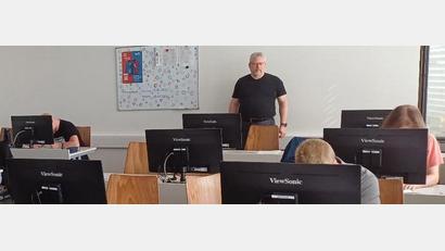 Bild: Hartmut Seidler/exb
Studiendirektor Volker Antonczyk bei der Aufsicht in der Programmierprüfung.