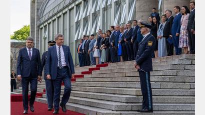 Bild: Peter Kneffel/dpa
Markus Söder begrüßt den rumänischen Premierminister Marcel Ciolacu vor der Bayerischen Staatskanzlei.