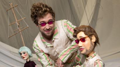 Bild: Stefan Puchner/dpa
Der Schauspieler Julius Kuhn gibt im Probenraum des Staatstheaters der Marionette „Nathanael“ die Hand.