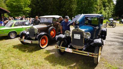 Bild: fvo
Die Fahrzeuge der tschechischen Sascha-Kolowrat-Oldtimer-Rallye machen an der OWV-Skihütte Waldthurn Pause. Mit dabei der Waldthurner Dieter Malzer (rechts) und sein Kollege Ludwig Eger (Mitte) mit seinem Enkel Erik (links).