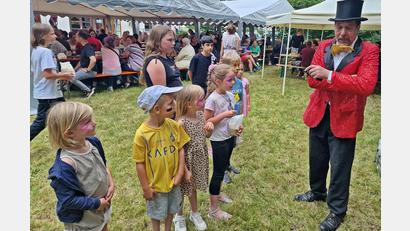 Bild: R. Kreuzer
Zauberer Franz überrascht die Kinder mit seinen Zauberstücken.