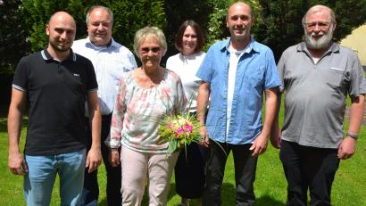 Bild: jr
Maria Ernst (Dritte von links) feierte am Sonntag ihren 80. Geburtstag. Es gratulierten unter anderem Enkel Manuel (links), Sohn Harald (Zweiter von rechts) und Schwiegertochter Martina (hinten) sowie Pfarrseelsorger Pater Benedikt Leitmayr (rechts) und Zweiter Bürgermeister Stefan Siller.