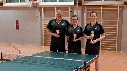 Bild: Werner Schmola
Die Tischtennis-Vereinsmeister 2024 des SV Altenstadt im Einzel und Doppel: Michael Kaiser, Maximilian Sand und Felix Holfelder (von links).