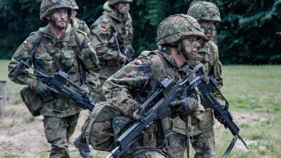 Symbolbild: Axel Heimken/dpa
Soldaten nehmen an der Gefechtsausbildung teil.