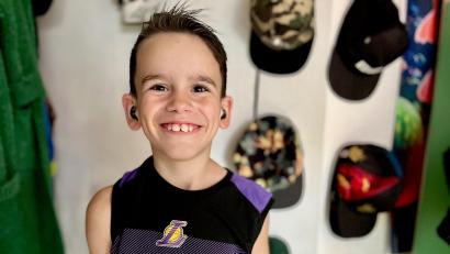 Bild: Gabi Schönberger
Gian Paolo strahlt bis über beide Ohren. Der siebenjährige Basketball-Fan hat sich von einer schweren Bluterkrankung vor vier Jahren gut erholt, nachdem ihm sein Bruder Stammzellen gespendet hat.