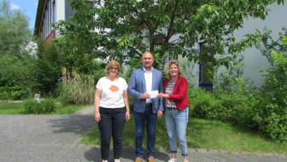 Bild: sei/exb
Beate Merkel (rechts) überreicht an Schulleiterin Anja Kraus und Bürgermeister Richard Kammerer eine Spende von 600 Euro von der Schimmel AG.