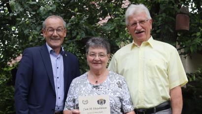 Bild: mrr
Bürgermeister Erwin Geitner (links) gratuliert im Namen der Marktgemeinde Rieden Barbara und Klaus Jaintzyk zur Goldenen Hochzeit.
