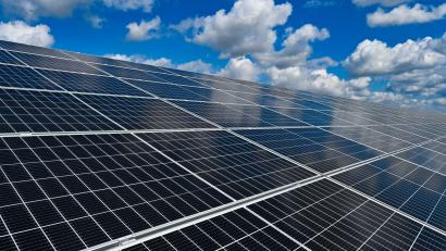Symbolbild: Patrick Pleul/dpa-Zentralbild/dpa/
Der Stadtrat hat die Weichen für den Bürgersolarpark Neustadt am Kulm gestellt.