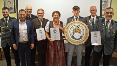 Bild: R. Kreuzer
Die langjährigen Mitglieder der SG "Freiheit Neunkirchen" mit OB Jens Meyer (Zweiter von links) von links: Stefan Poß, Wolfgang Weiß, Albert und Anita Eger, Nico Sperrer, Jochen Lenkeit und Albert Riedl mit Jubiläumsscheibe.