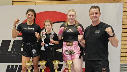 Bild: Sabine Paßler/exb
Die erfolgreichen Amberger Kickboxer (von links): Jenny Wurster, Mila Wurster, Laura Paßler, Coach Erich Aul.