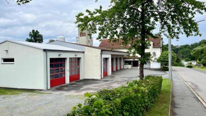 Bild: Gabi Schönberger
Löschen ist nicht mehr die einzige Aufgabe der Feuerwehr. Mit wachsenden Anforderungen wachsen auch die Bedürfnisse an die Ausrüstung und die Helfer. Damit dafür die Voraussetzungen weiterhin stimmen, plant die Stadt ein neues Feuerhaus.