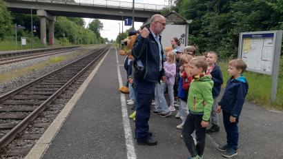 Bild: Natalie Seele/exb
Polizeihauptkommissar Josef Prill leitete das Bahnsicherheitstraining für die Waldershofer Schüler.
