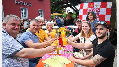 Bild: kki
Bei einem kühlen Getränk lässt sich das18. Pirker Fest feiern: Holunderkönigin Monika Hirtreiter (Dritte von rechts) stößt mit Bürgermeister Dietmar Schaller (Zweiter von links) und weiteren Gästen an.