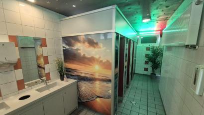 Bild: Sascha Thelen/dpa
Blick in einen Toilettenbereich der Hellweg Realschule in Unna-Massen.