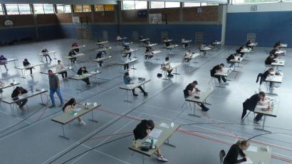 Bild: rn
Für 48 Absolventen der Wirtschaftsschule	begann in der Mehrzweckhalle der Prüfungsendspurt.