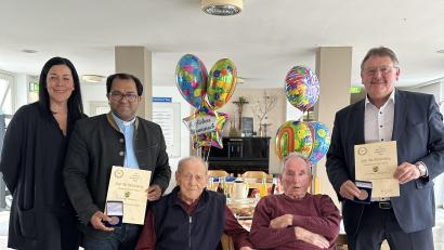 Bild: Stefanie Gradl
Zwei Senioren feiern am gleichen Tag im BRK-Seniorenheim 90. Geburtstag. Pflegedienstleiterin Tanja Schallmaier, Pater Robin und Bürgermeister Hans-Martin Schertl (hinten, von links) gratulieren den Jubilaren Otto Sirsch (vorn links) und Horst Mickeleit.