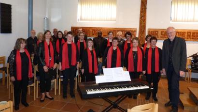Bild: Manuela Göldner-Gruber/exb
Das Foto zeigt den Gospelchor Wunsiedel, rechts Kirchenmusikdirektor Reinhold Schelter, in der Martin-Luther-Kirche