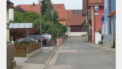 Bild: amö
Die Gemeinderäte vergeben den Auftrag für die Regenwasserableitung und die Instandsetzung des Gehweges in der Lettenstraße in Muschenried.