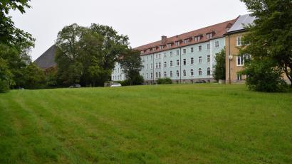 Bild: szl
Die Steyler Missionare wollen auf dem St.-Peter-Areal zwischen Kirche und bisherigem Missionshaus mit der Förderschule ein neues Wohngebäude errichten. Nachdem der Antrag überarbeitet wurde, stimmte der Bauausschuss dem Vorhaben zu.