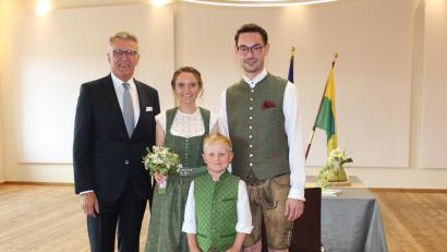 Bild: heb
Ein besonderer Tag für das frisch getraute Ehepaar Corinna und Sebastian Rosnitschek mit Sohn Vincent war die standesamtliche Hochzeit am Samstag. Die Trauung nahm Bürgermeister Franz Stahl vor, zudem war es die erste Eheschließung im historischen Rathaussaal.