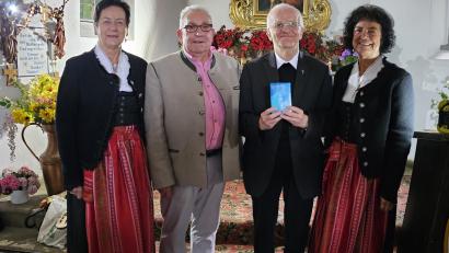 Bild: krb/exb
Der OWV Neustadt verabschiedet Stadtpfarrer Häring und überreicht ihm eine Madonna. Die kleine Andacht umrahmten die beiden Zupfermoidln Waltraud (rechts) und Renate (links).