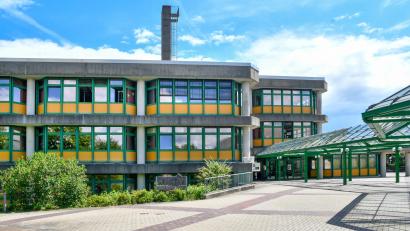 Bild: Petra Hartl
Die Krötensee-Mittelschule in Sulzbach-Rosenberg ist in die Jahre gekommen. Nach verschiedenen Teilsanierungen besteht im energetischen Bereich, darunter auch die zahlreichen Fensterfronten, noch großer Handlungsbedarf