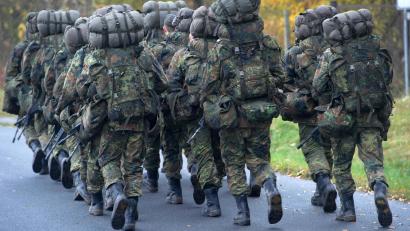 Symbolbild: Stefan Sauer/dpa
Soldaten in der Grundausbildung marschieren mit voller Ausrüstung.