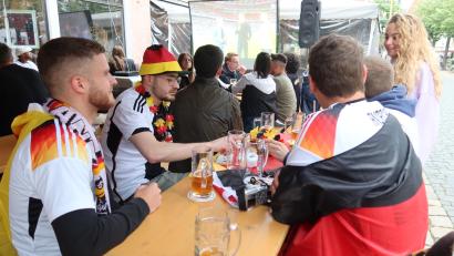 Bild: Kunz
Egal, ob Leinwand oder Fernseher: Public-Viewing ist auch in Weiden sehr beliebt. Die Fußballfans fiebern beim ersten Spiel der deutschen Nationalmannschaft ordentlich mit.